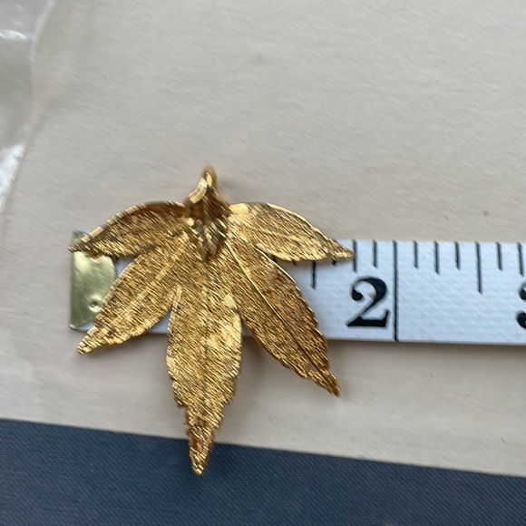 Gold Japanese Maple leaf pendant - Picture 5 of 6